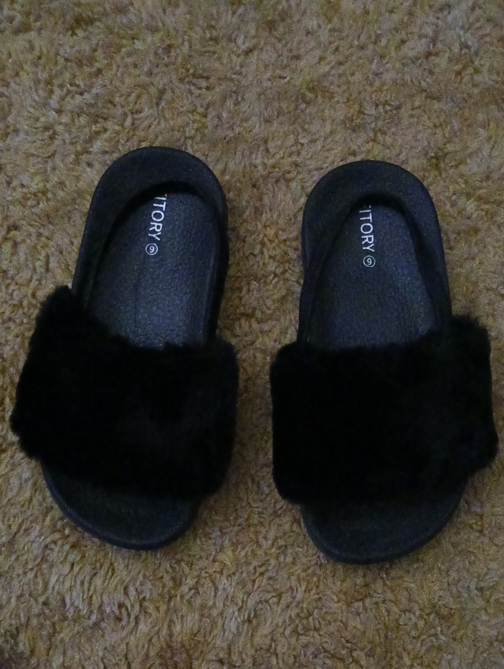 FItory Kids Black Faux Fur Slide Sandals